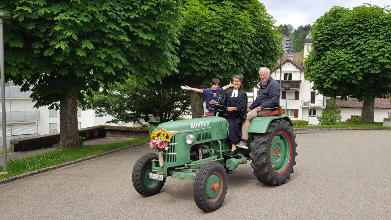 Traktor um die Kirche (Foto: Thomas Horv&aacute;th)