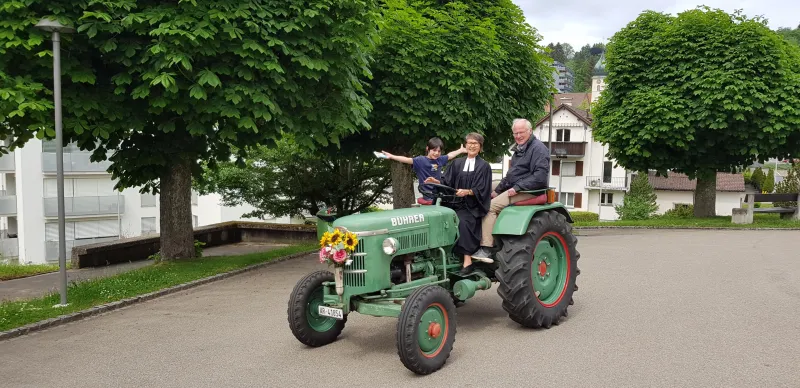 Traktor um die Kirche (Foto: Thomas Horv&aacute;th)