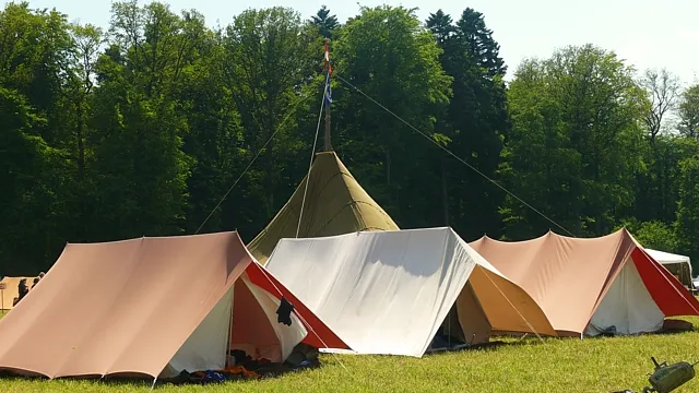 Zelte (Foto: Werner Näf) Zelte (Foto: Werner Näf)