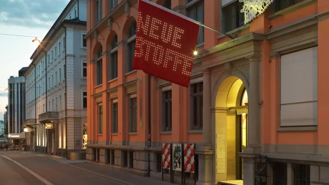 Textilmuseum-NeueStoffe_1_(c)Juerg-Zuercher_web (Foto: Jürg Zürcher_web. jpg) Textilmuseum-NeueStoffe_1_(c)Juerg-Zuercher_web (Foto: Jürg Zürcher_web. jpg)