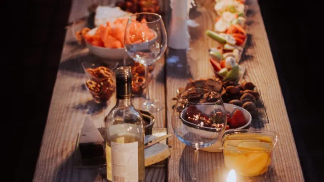 Gedeckter Tisch (Foto: Stephanie Mccabe – Unsplash) Gedeckter Tisch (Foto: Stephanie Mccabe – Unsplash)